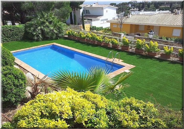 Muntatge de gespa artificial decorativa, esportiva i de disseny