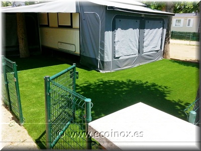 gespa artificial gregal al Camping Riembau