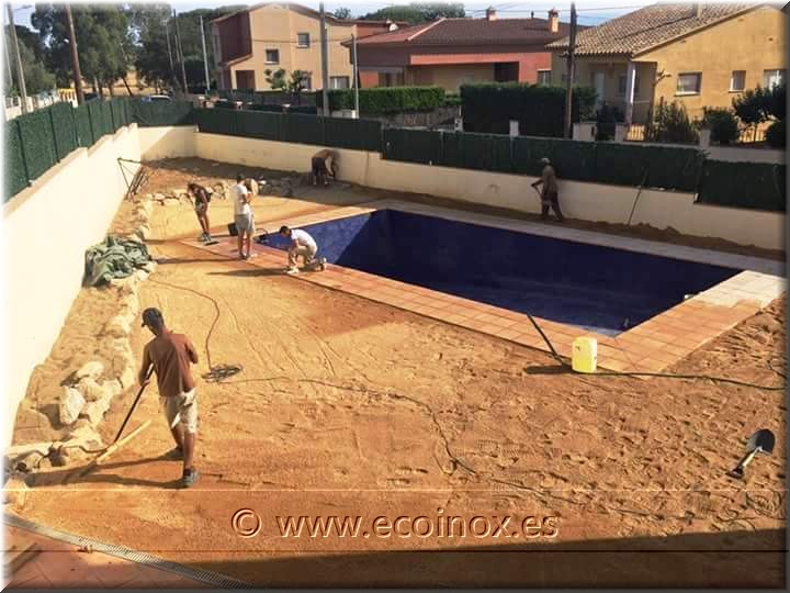 JARDÍ AMB GESPA LLEVANT I PISCINA