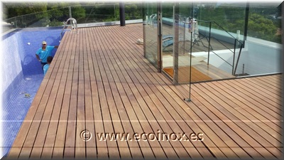 Tarima flotante de madera natural  en un chalé de Tamariu.