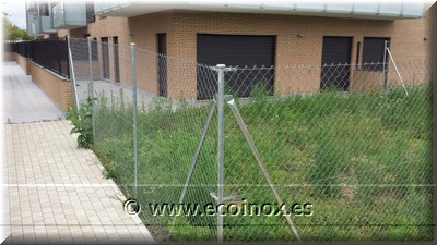 Instal-lació tanques de simple torsió color galvanitzata i portes electrosoldades a St. Gregori, Girona.