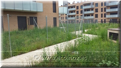 Instal-lació tanques de simple torsió color galvanitzata i portes electrosoldades a St. Gregori, Girona.electrosoldadas en St. Gregori, Girona.